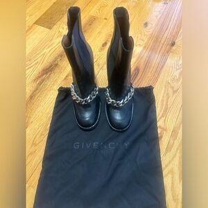 GIVENCHY
Black Leather Chain Boots